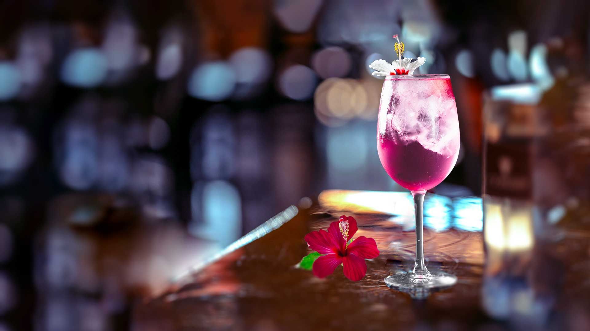 Pépite Hibiscus Rouge servi dans un verre à vin
